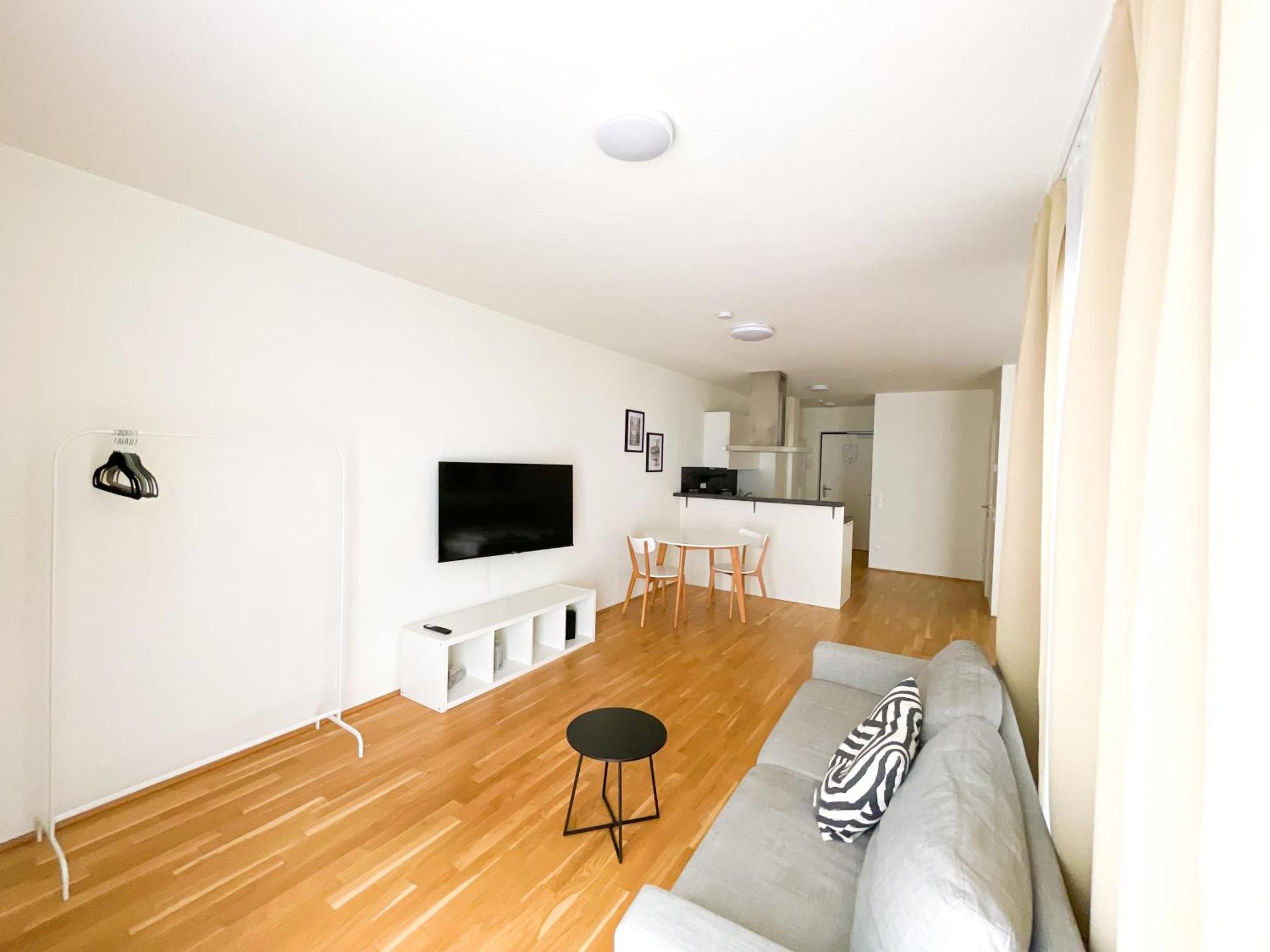 Whats-App Self-Check-In - 1Br Apartment, Near Airport,15 Min To Center Vienna Room photo